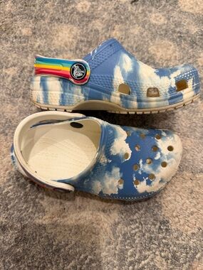 Kids Cloud Print Crocs with Rainbow Strap - Blue